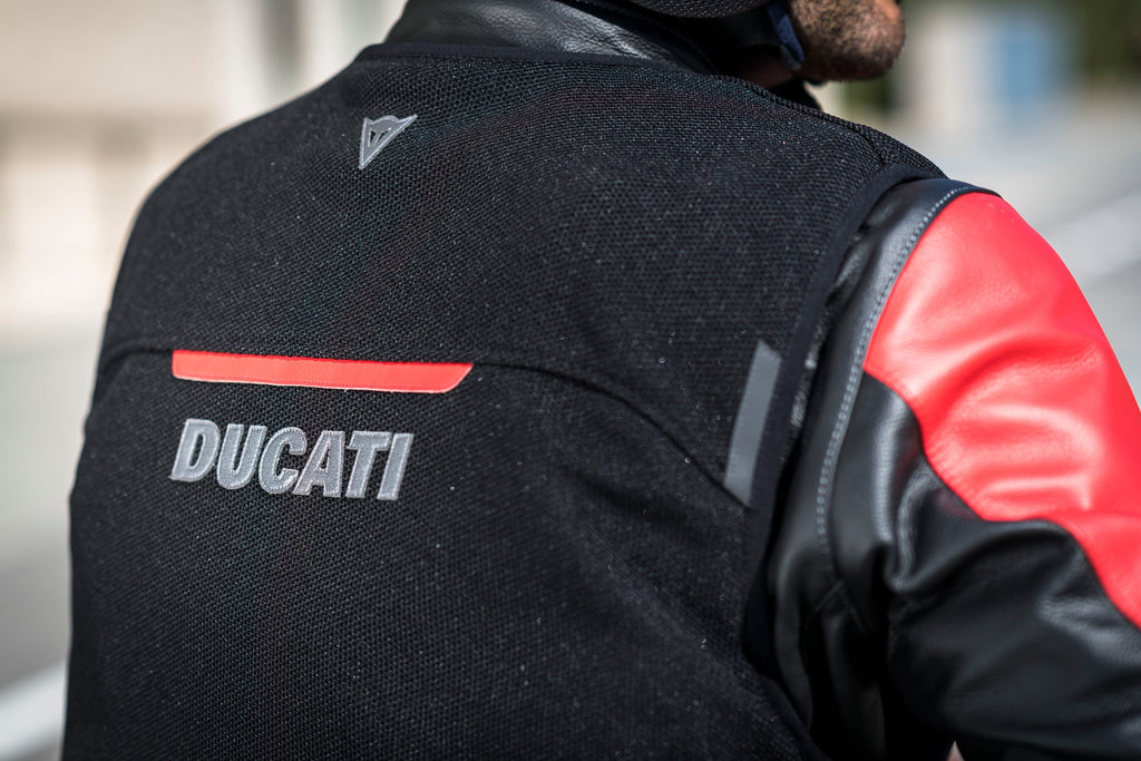 ÉQUIPEMENT - Ducati, Smart Jacket, le gilet équipé d'un airbag pour la  sécurité de chaque motocycliste - Mototribu